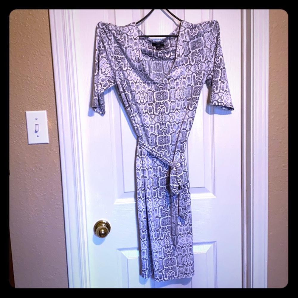 Snakeskin print white and dark gray with tie